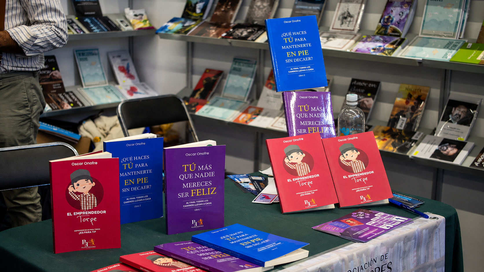 Stand con los libros de Oscar Onofre en la FIL Guadalajara 2023
