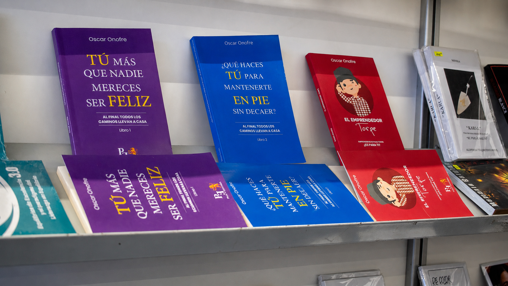 Exhibidor con libros publicados de Oscar Onofre en la FIL Guadalajara 2023